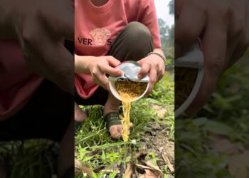 How to Drain Instant Noodles Without Spilling Them #survival #camping #hacks #bushcraft