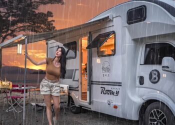 🚐 LUXURY CARAVAN CAMPING IN THE RAIN